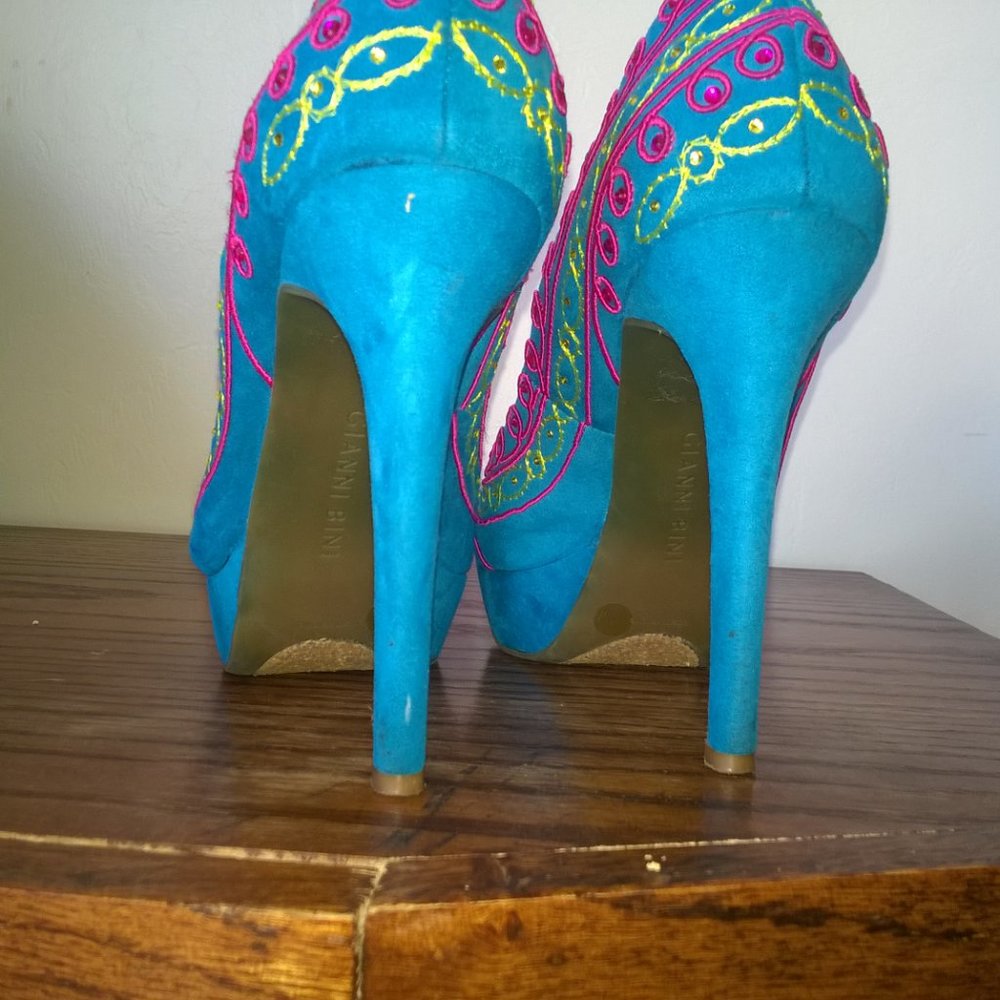 Spring Time Embroidered Heels - Picture 2 of 10